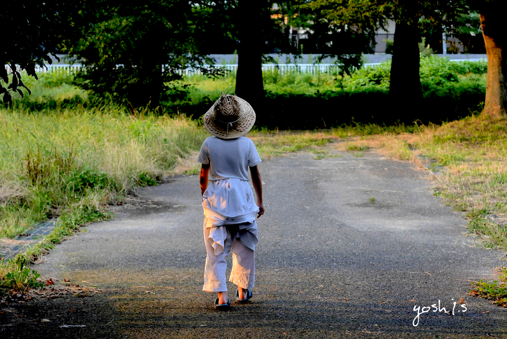 写真句：少年が行く