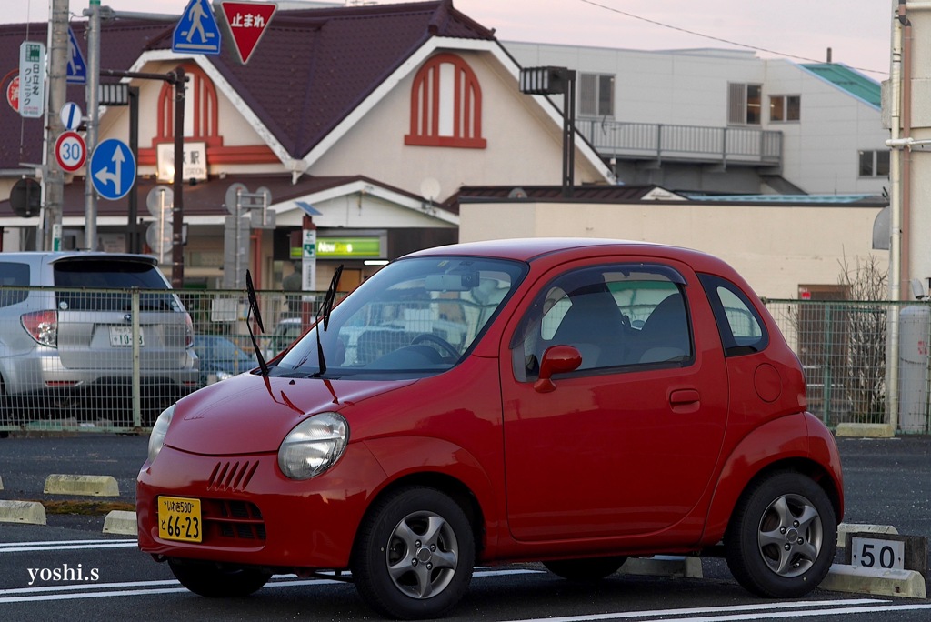 写真句：駅前の red car