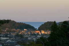 見晴らし坂から：夕陽に染まる町