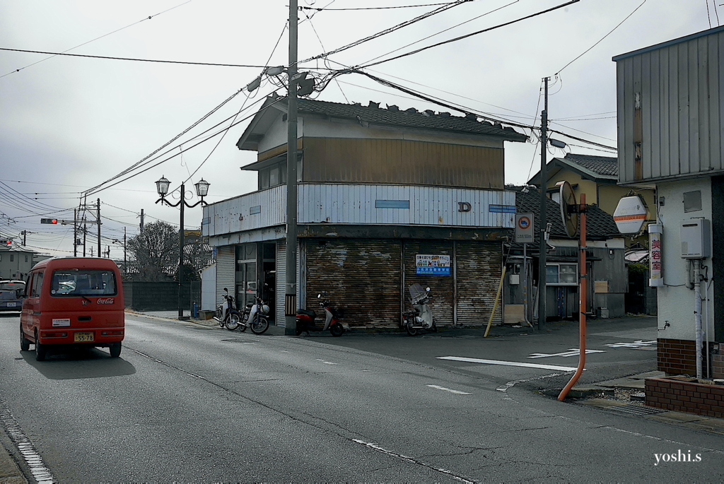 写真エッセイ：わが町点描６：角のバイク屋：NTW565