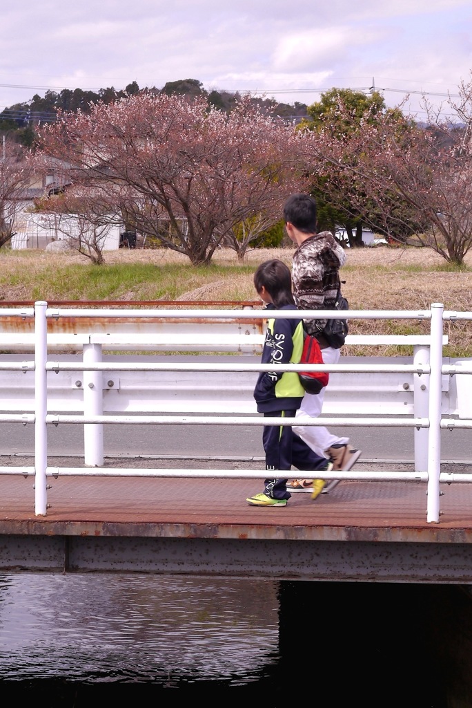 水ぬるむ頃：兄弟