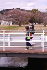 水ぬるむ頃：兄弟