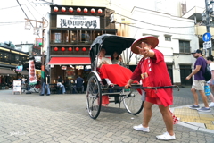 写真エッセイ：浅草散歩10：伝法院通り3：Red car