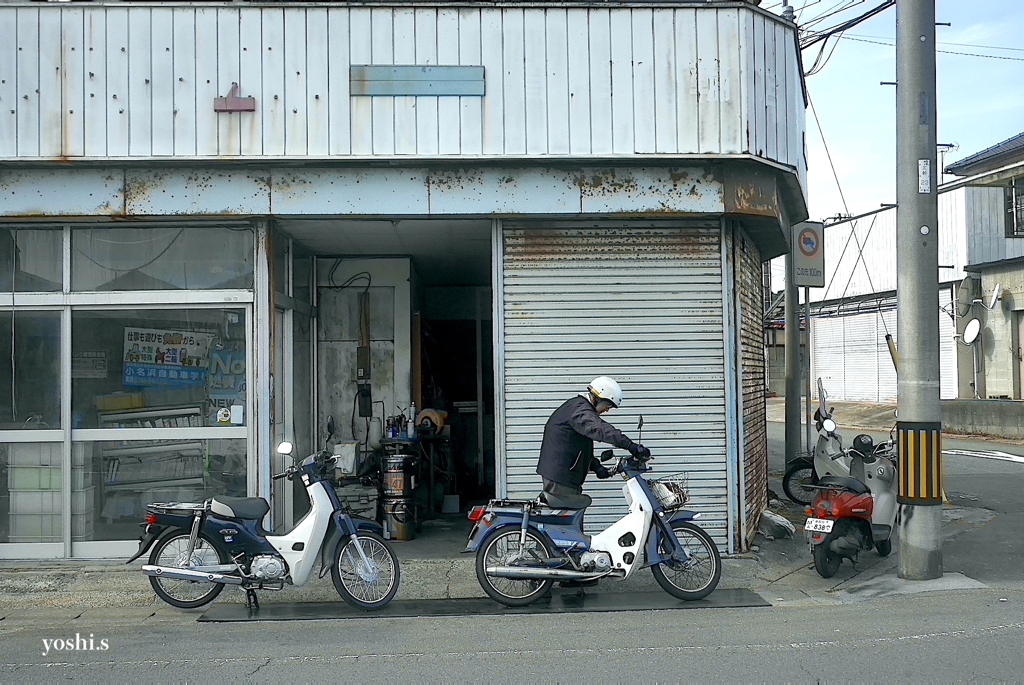 写真エッセイ：わが町点描７：角のバイク屋２