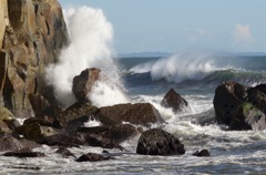 断崖と海２：砕ける波
