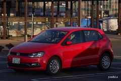 写真句：A red car in the parking lot