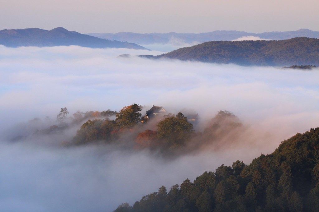 【山城を覆う】