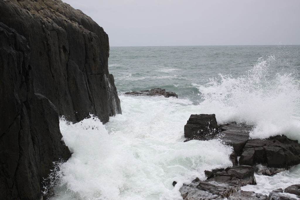 【大荒れの東尋坊】