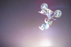 夜空に舞う３