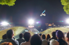 夜空にバイクが舞う