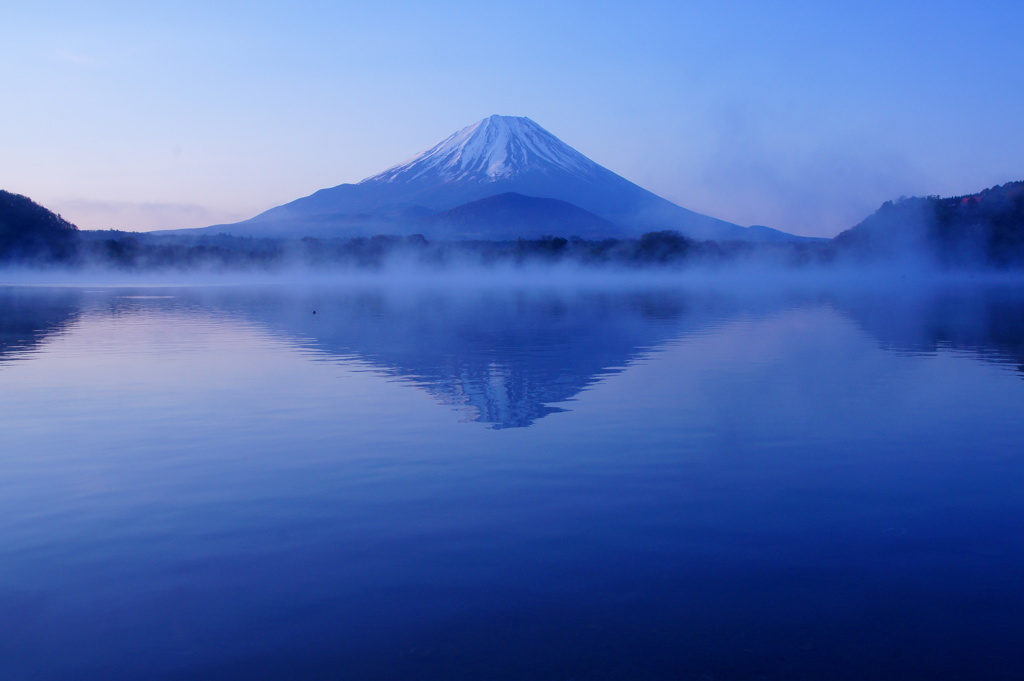 精進湖に霧けむる