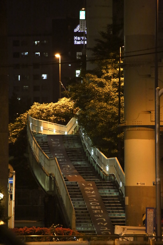 階段の先は