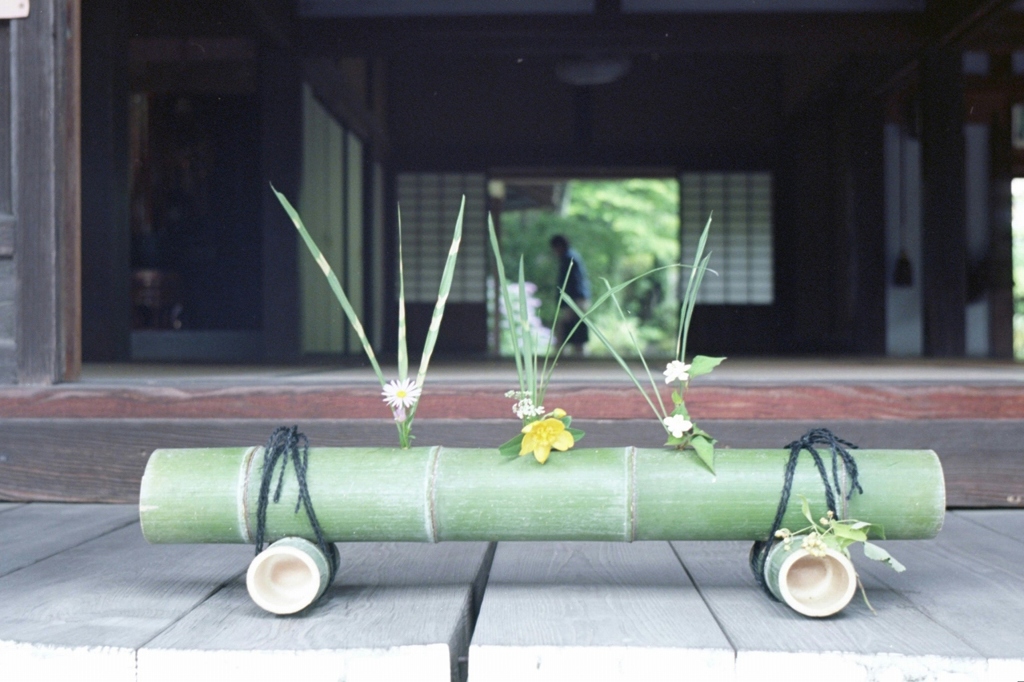 華