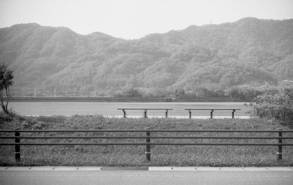 ベンチ　～川土手にて　