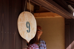 ９