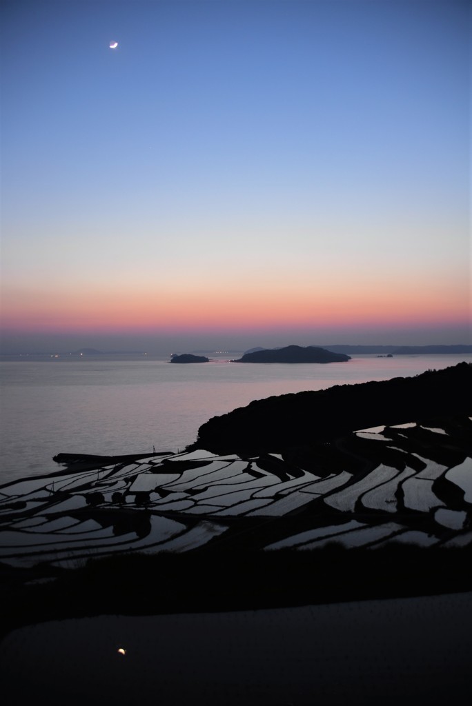 土谷棚田の夕月二つ
