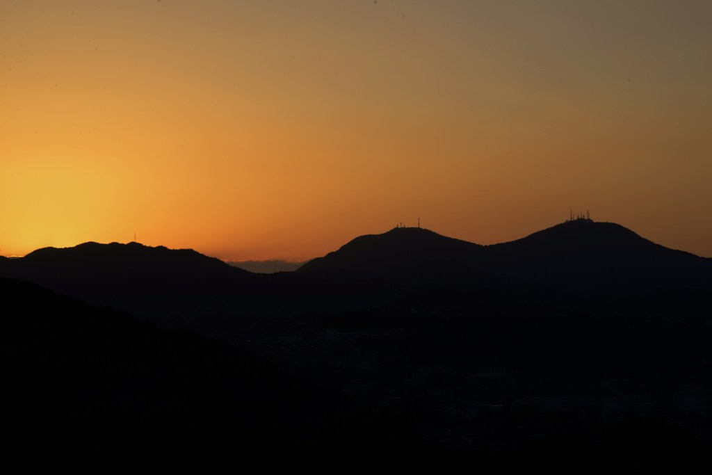 薄暮に浮かぶ皿倉山