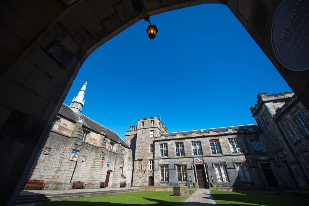 昼下がりの構内