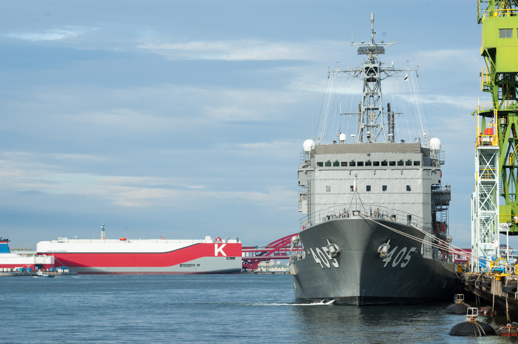 潜水艦救護母艦「ちよだ」と　新造自動車運搬船「ハワイアン・ハイウェイ」
