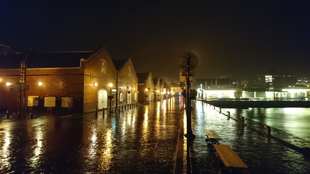 雨の夜の赤レンガ倉庫