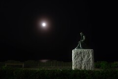 月と啄木像