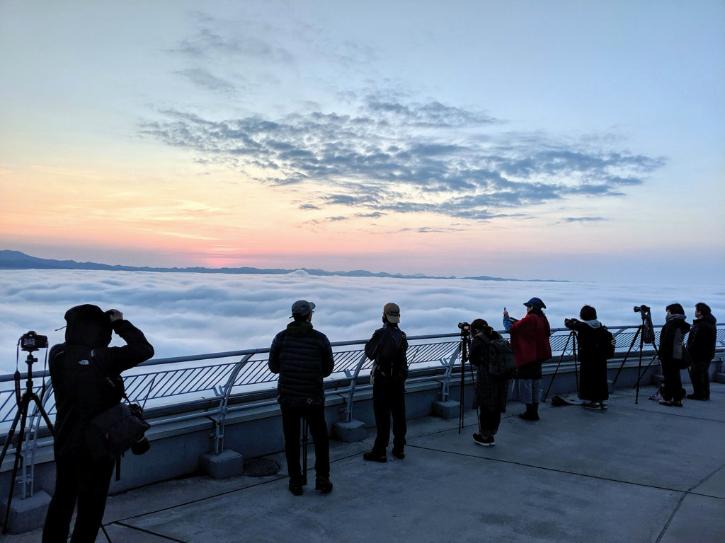 函館山からの雲海と夜明けを待つ人たち
