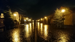 雨の夜の赤レンガ倉庫メインストリート