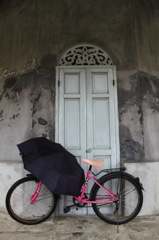壁と自転車