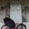 壁と自転車