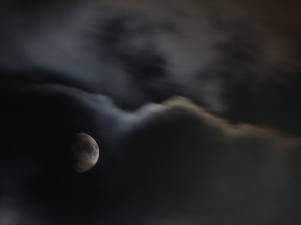 流れる雲と月