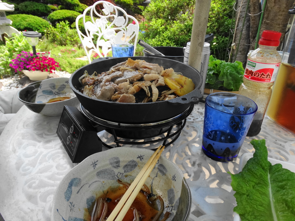 お昼は庭でジンギスカン