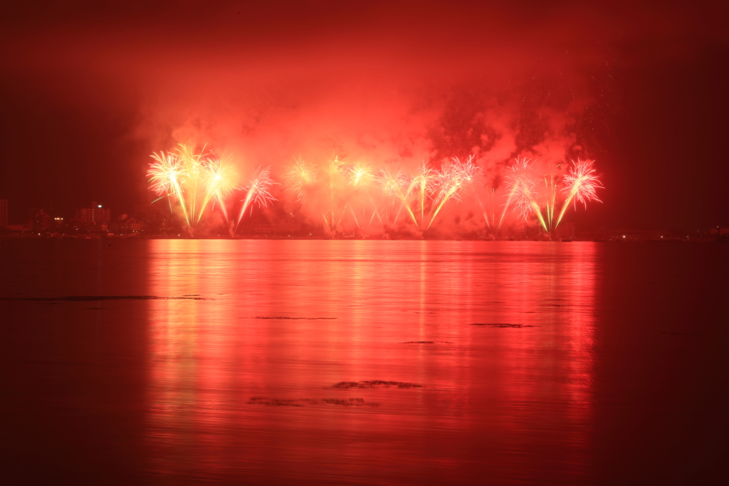 雨の諏訪湖の花火