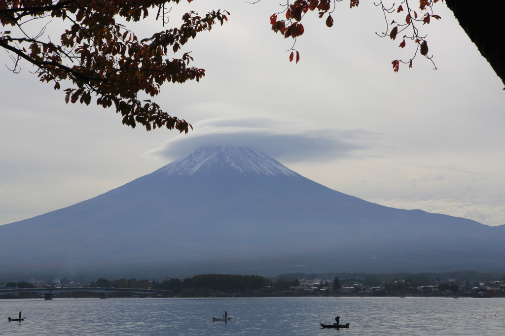 かさ雲がかかった富士山