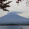 かさ雲がかかった富士山