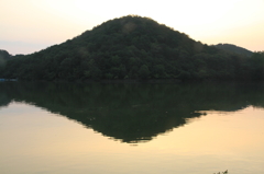 池の中の山脈