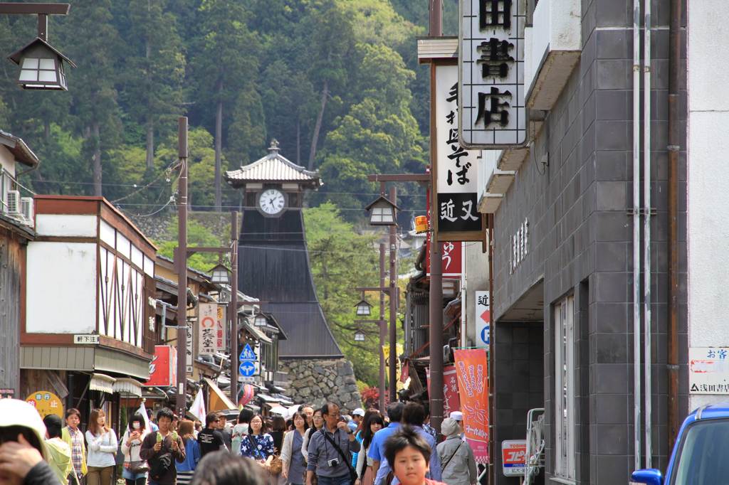 お土産屋さんか見る時計台