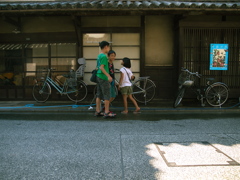 今は懐かしき打ち水の風景