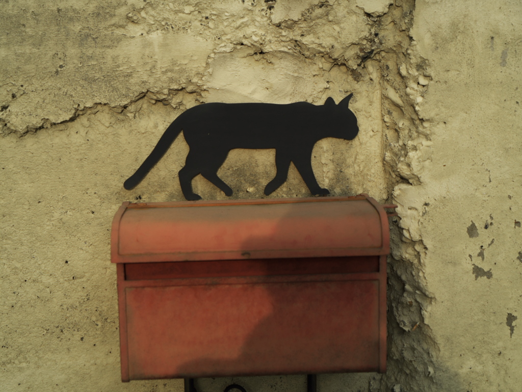 黒猫のポスト