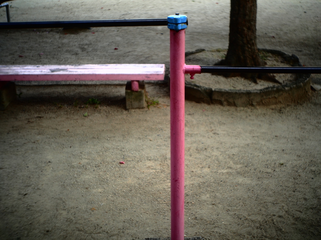 ピンクのベンチ