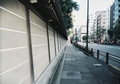 外壁と舗道