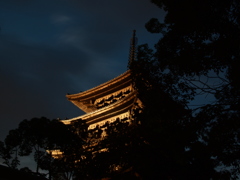 闇にそびえる。