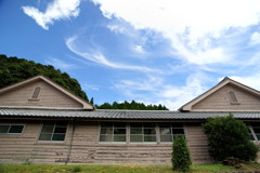 学舎と夏空