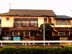 川沿いの道