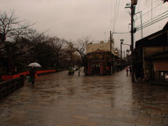 雨の明神わかれ道