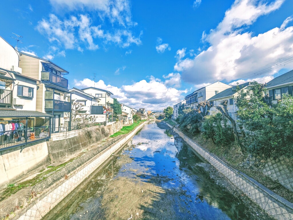 濠川の青い空