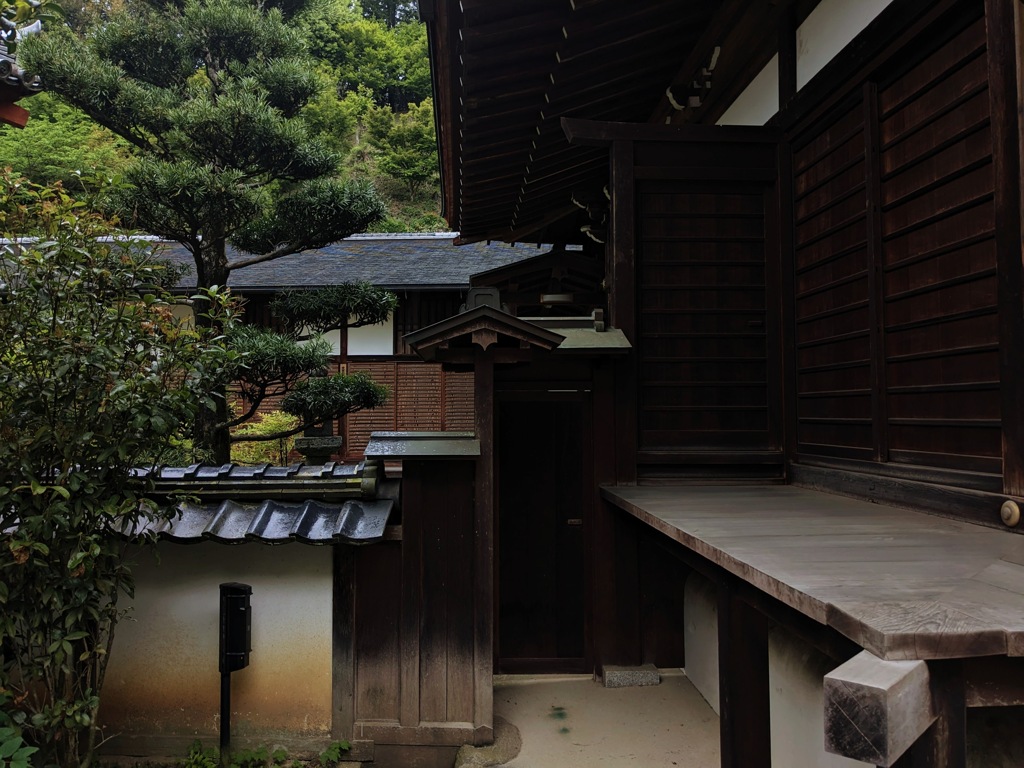 静かな佇まい