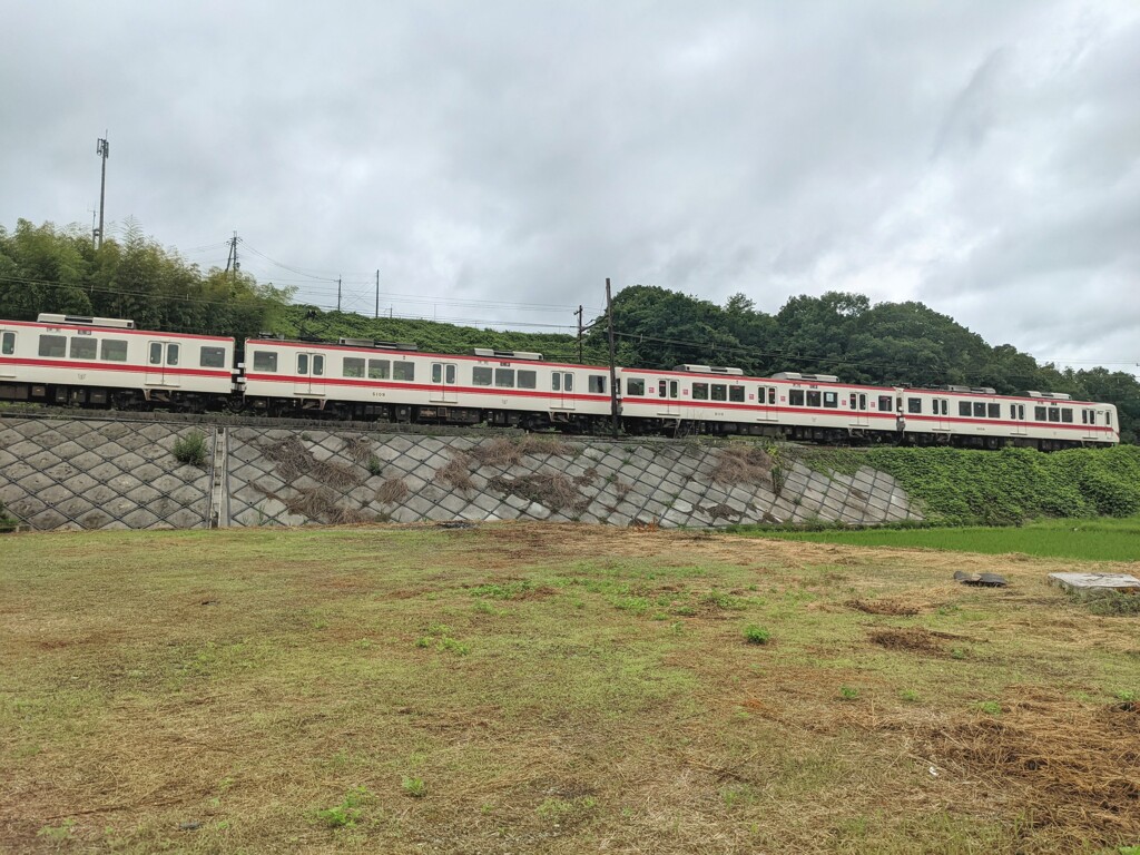 梅雨空の沿線