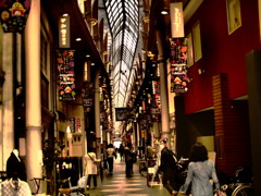 小雨のアーケード