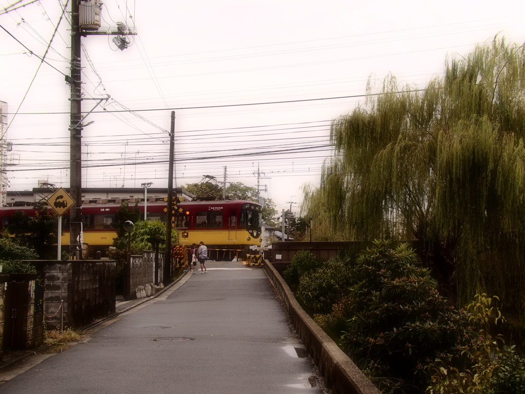 雨上がりの踏切で