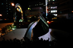 夜のモニュメント